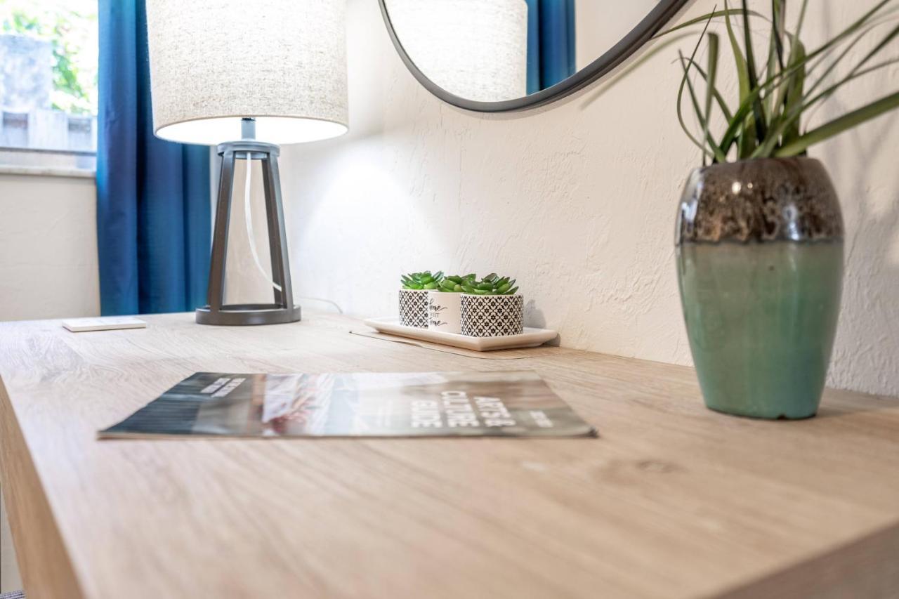 2Bed 1Bath Suite Minutes To Downtown, Beaches, Restaurants, Theaters And More サラソータ エクステリア 写真
