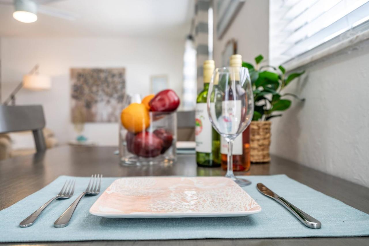 2Bed 1Bath Suite Minutes To Downtown, Beaches, Restaurants, Theaters And More サラソータ エクステリア 写真